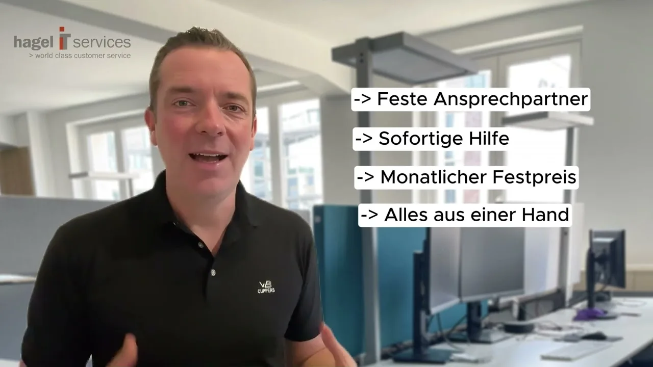 Jens Hagel im Büro der hagel IT-Services in Hamburg erklärt das Leistungsversprechen: feste Ansprechpartner, sofortige Hilfe, monatlicher Festpreis